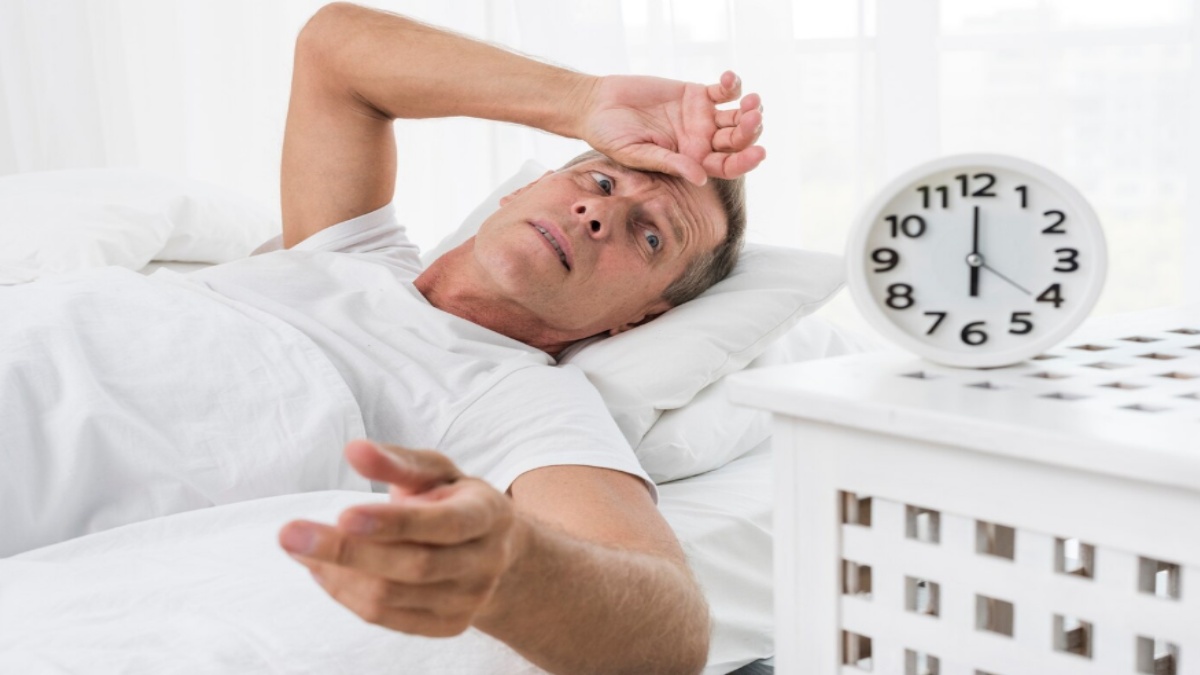 Can’t Sleep at 2 AM? Andrew Huberman’s Simple Eye Trick May Help Quiet a Busy Mind