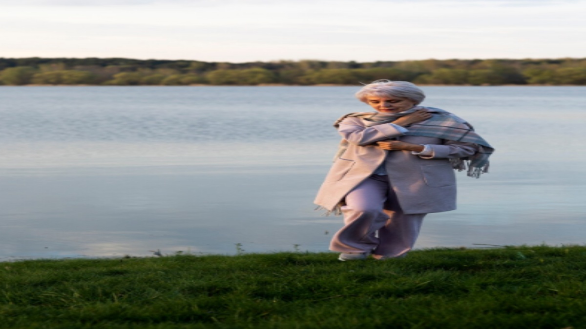 Why Indian Moms May Walk “Like a Penguin” After 60: Physiotherapist Explains Why It Happens and When to Be Concerned
