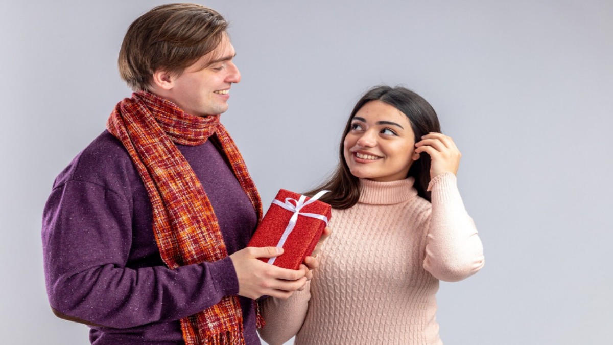 These Skincare and Makeup Hampers Make Thoughtful Raksha Bandhan Gifts for Your Sister