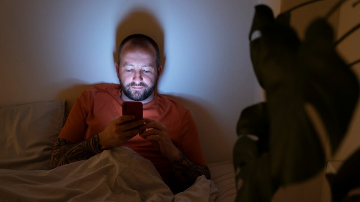 Doomscrolling Before Bed Every Night? Neurologist Warns It May Leave You Mentally Foggy