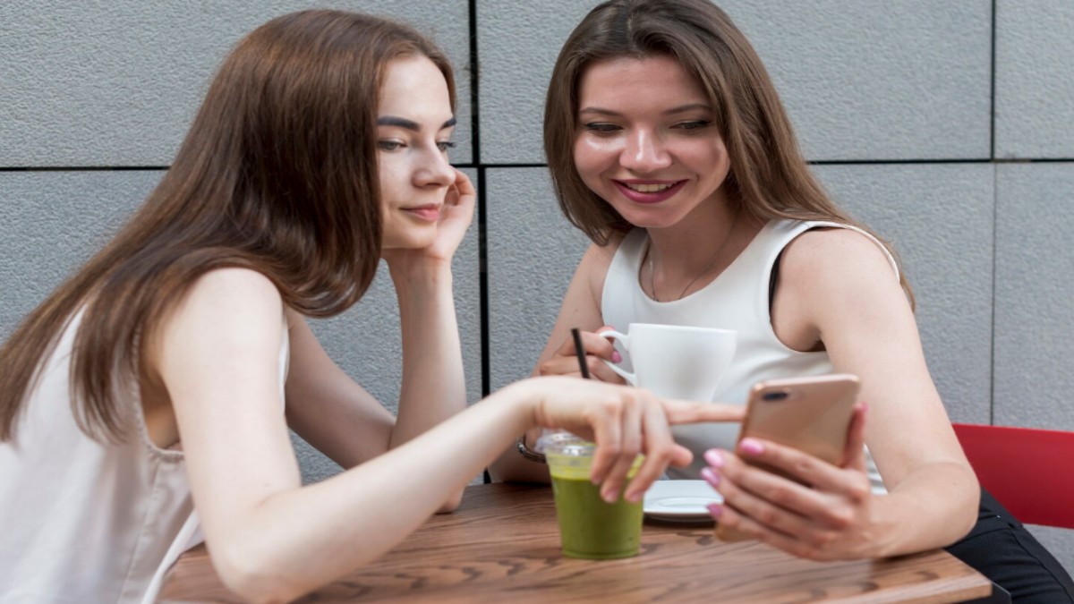 Friend Not Replying Quickly? Psychotherapist Explains Why Space in Friendship Is Healthy and Boundaries Aren’t Rejection