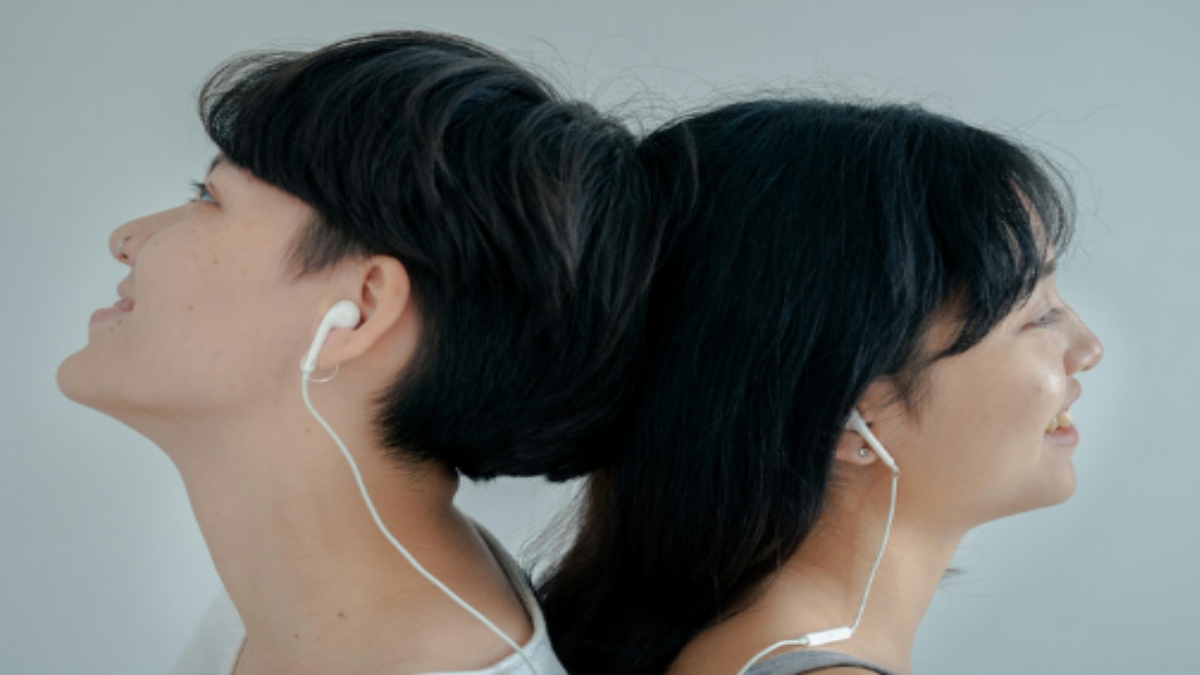 The Internet Says Earphones Cause Earwax Build-Up: Here’s What an ENT Expert Says About the Health Claim