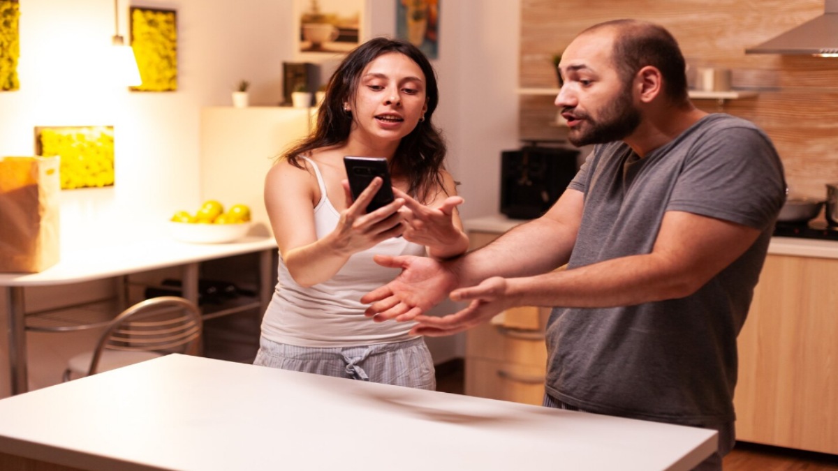 Dealing With a Controlling Husband: Signs, Boundaries and Steps Toward a Healthier Relationship