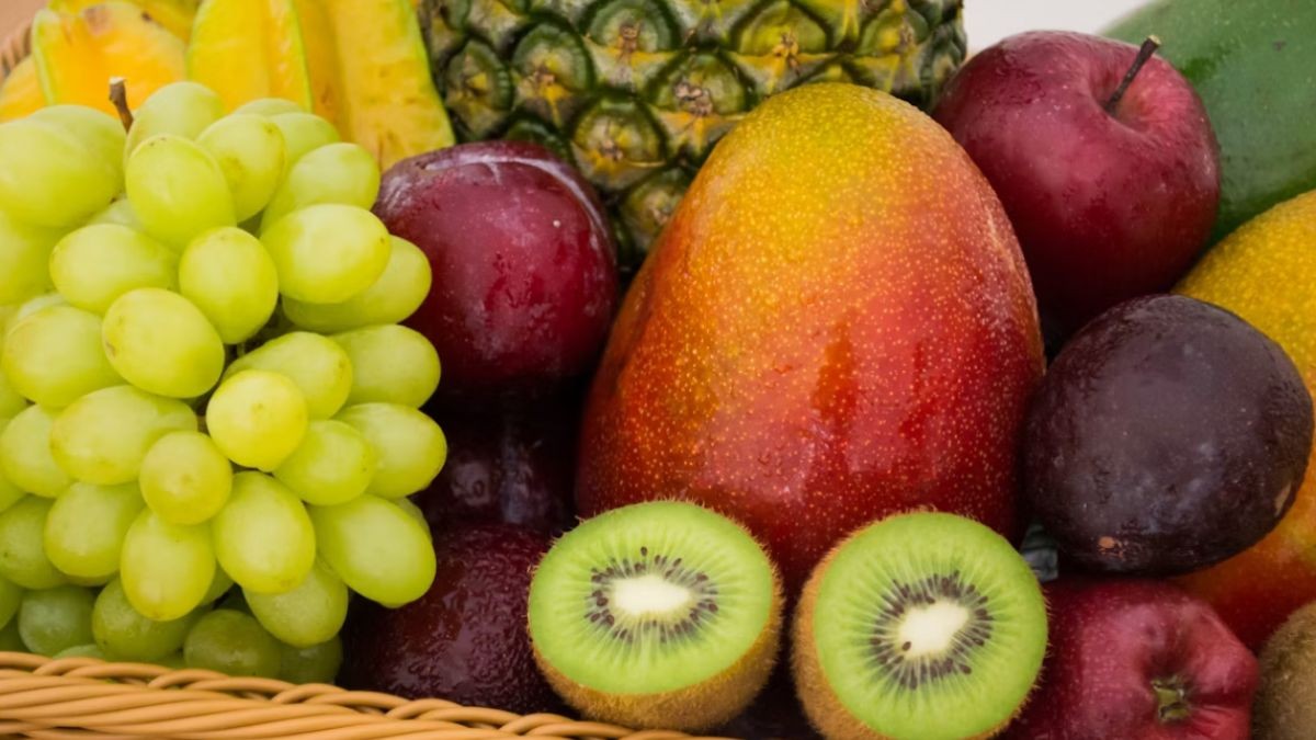 Fruits You Can Eat With The Peel And How To Clean Them Properly