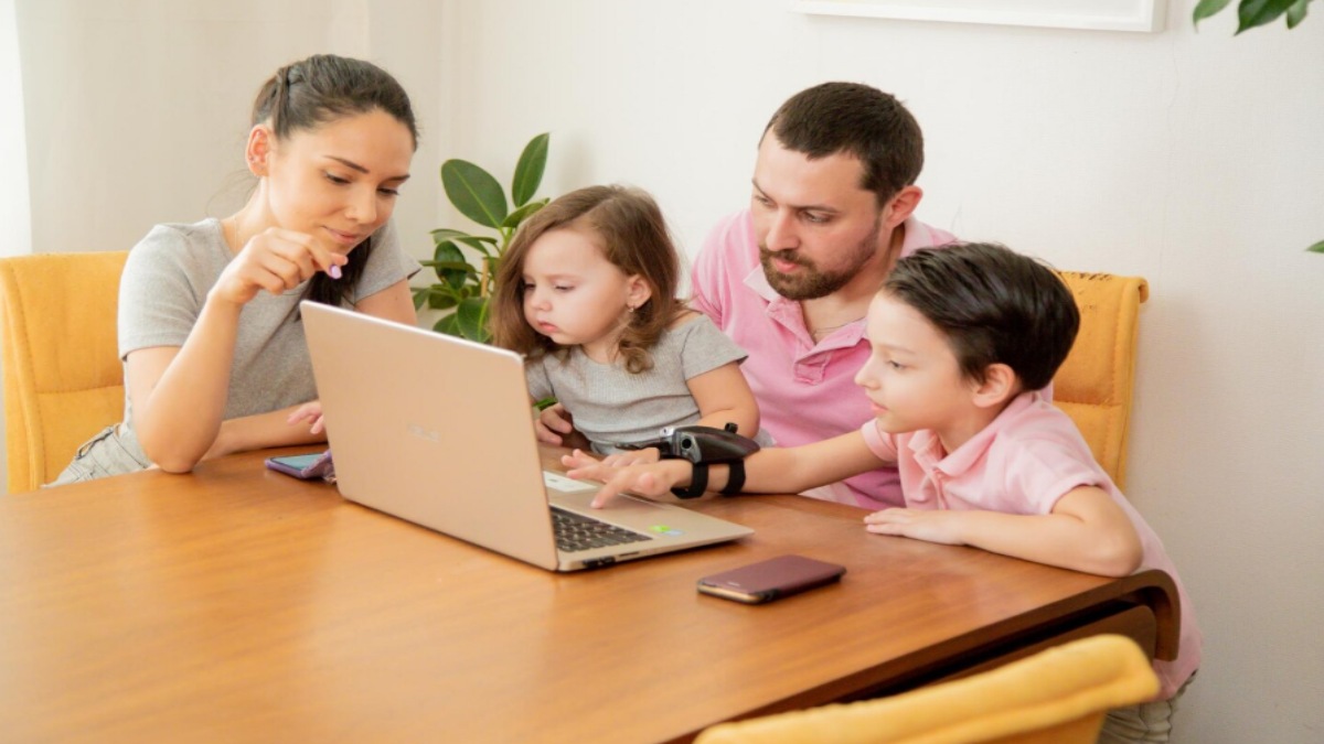 Should Parents Monitor Their Children’s Online Activity?