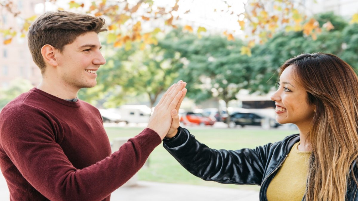 ‘Are We Exclusive?’ 5 Signs It’s Time to Have the Conversation, Says Psychotherapist