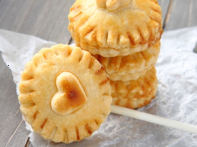 Apple pie pops