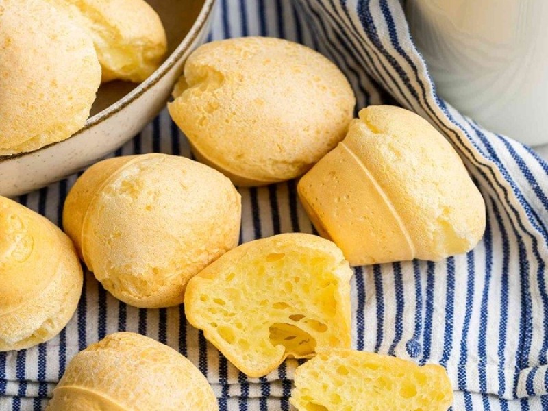 Brazilian cheese bread (pão de queijo)